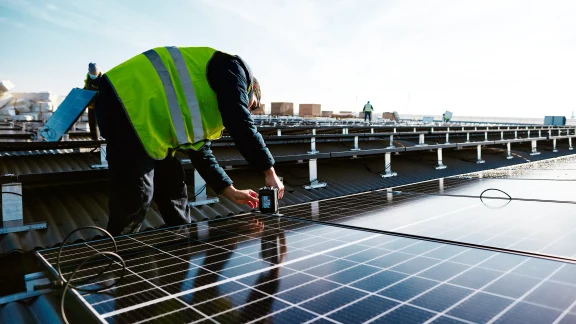 Impianto fotovoltaico su tetto industriale progettato per l’autosufficienza energetica aziendale.