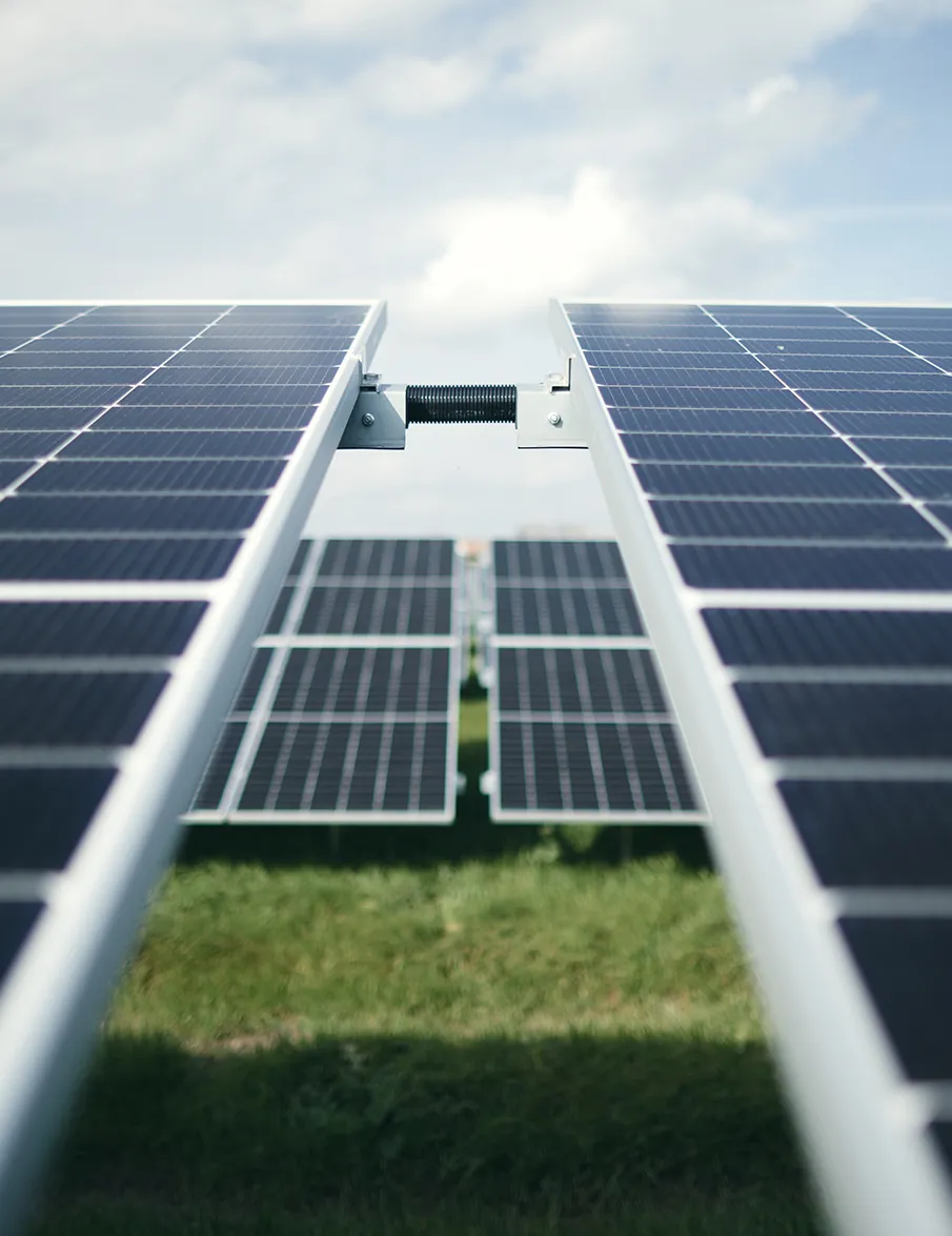 Primo piano pannelli fotovoltaici impianto a terra