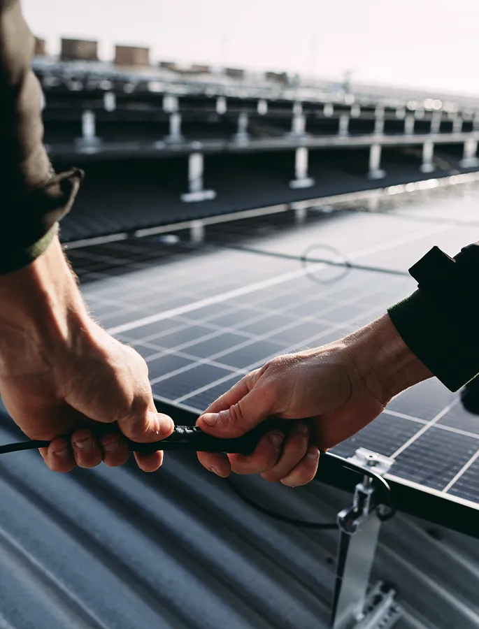 Installazione e collaudo impainto fotovoltaico su tetto per il settore commerciale e industriale.