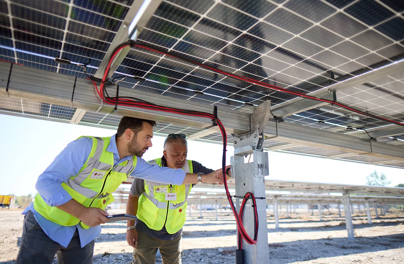 Pannelli fotovoltaici a terra in manutenzione