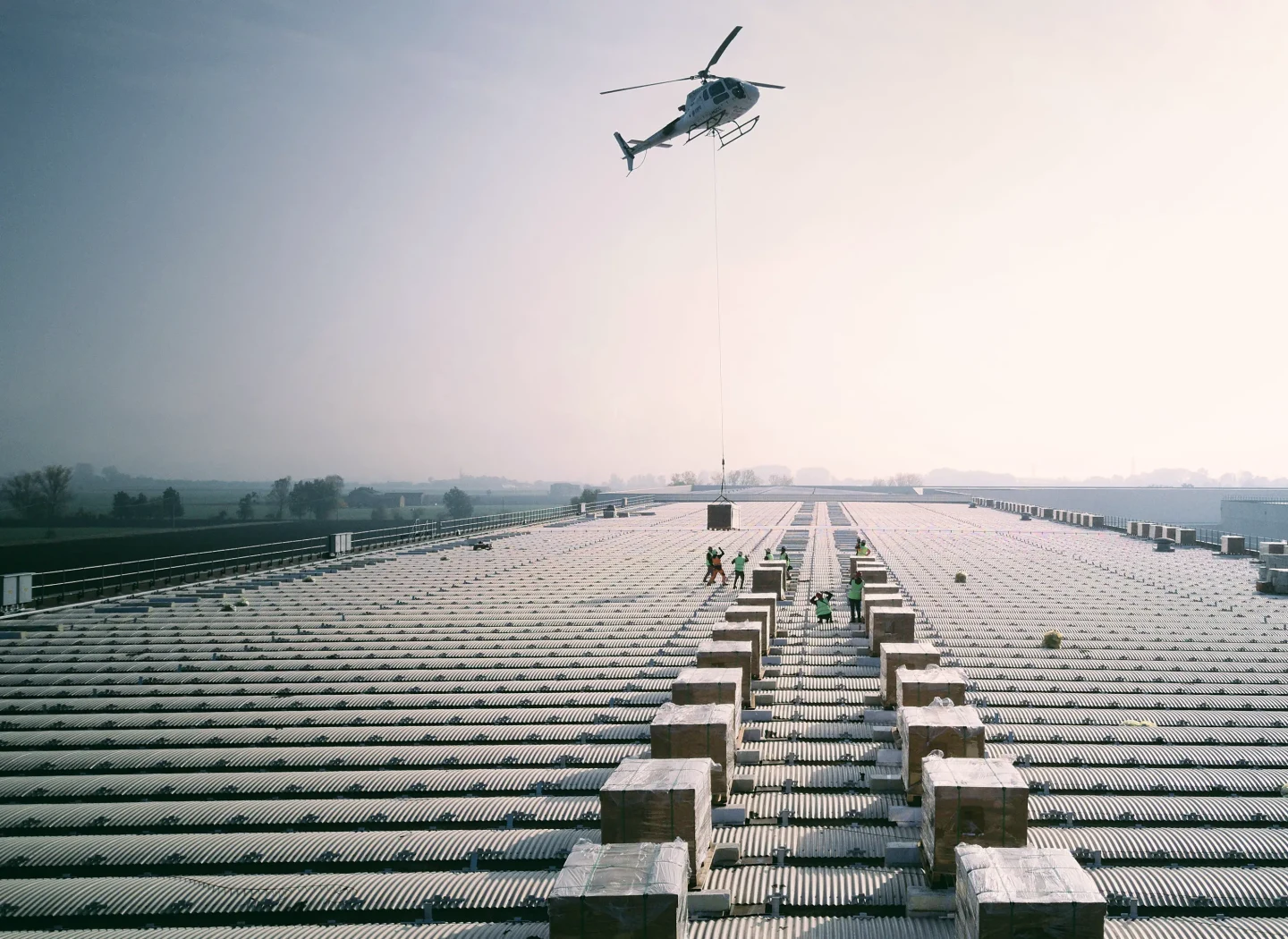 Impianto fotovoltaico su tetto in fase di installazione