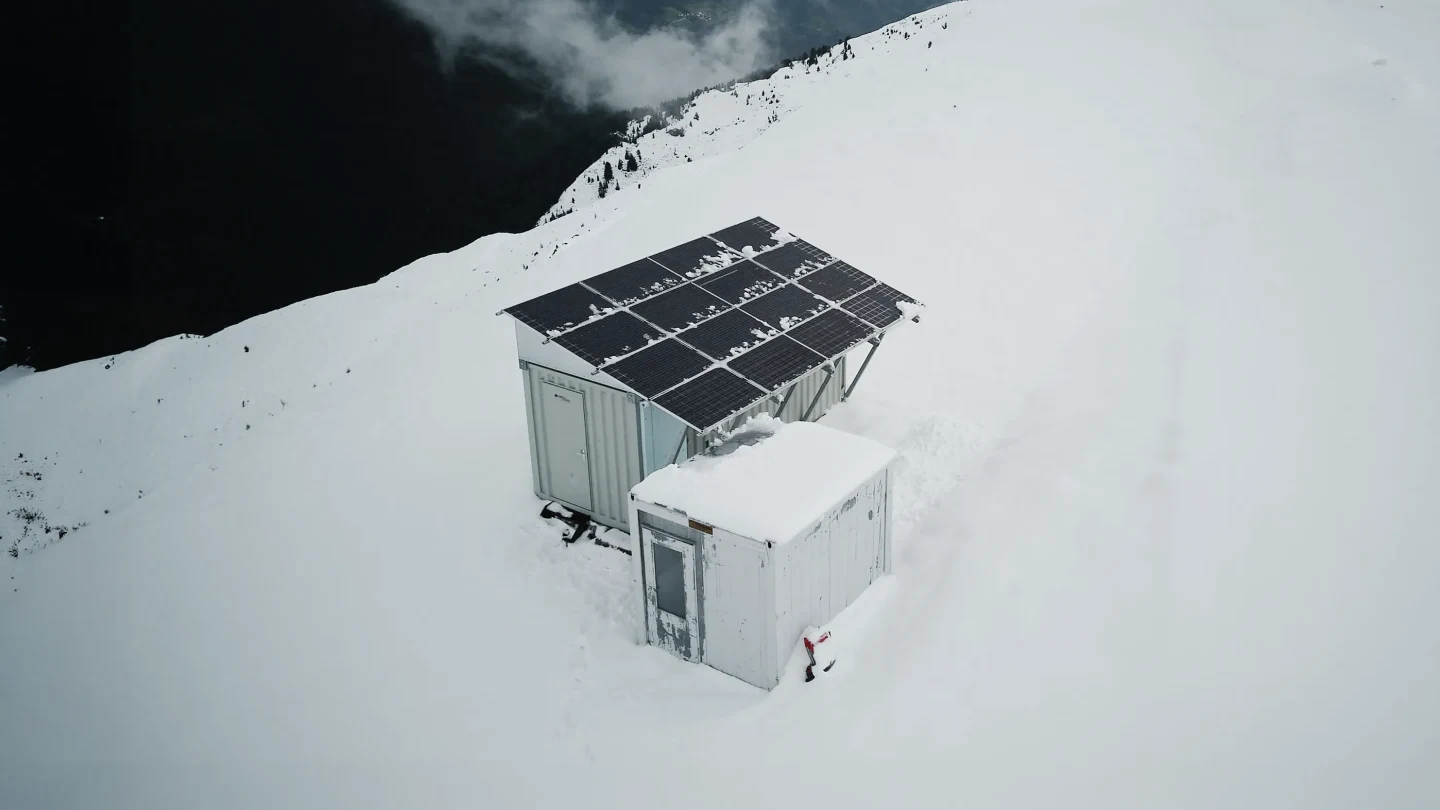 Impianto fotovoltaico off-grid in alta montagna con sistema di accumulo.