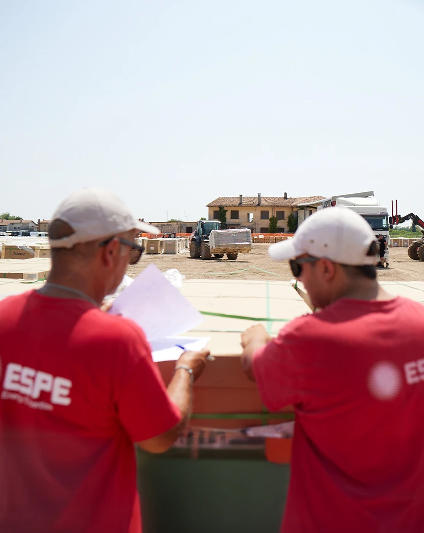 Team Espe durante la costruzione di un impianto fotovoltaico